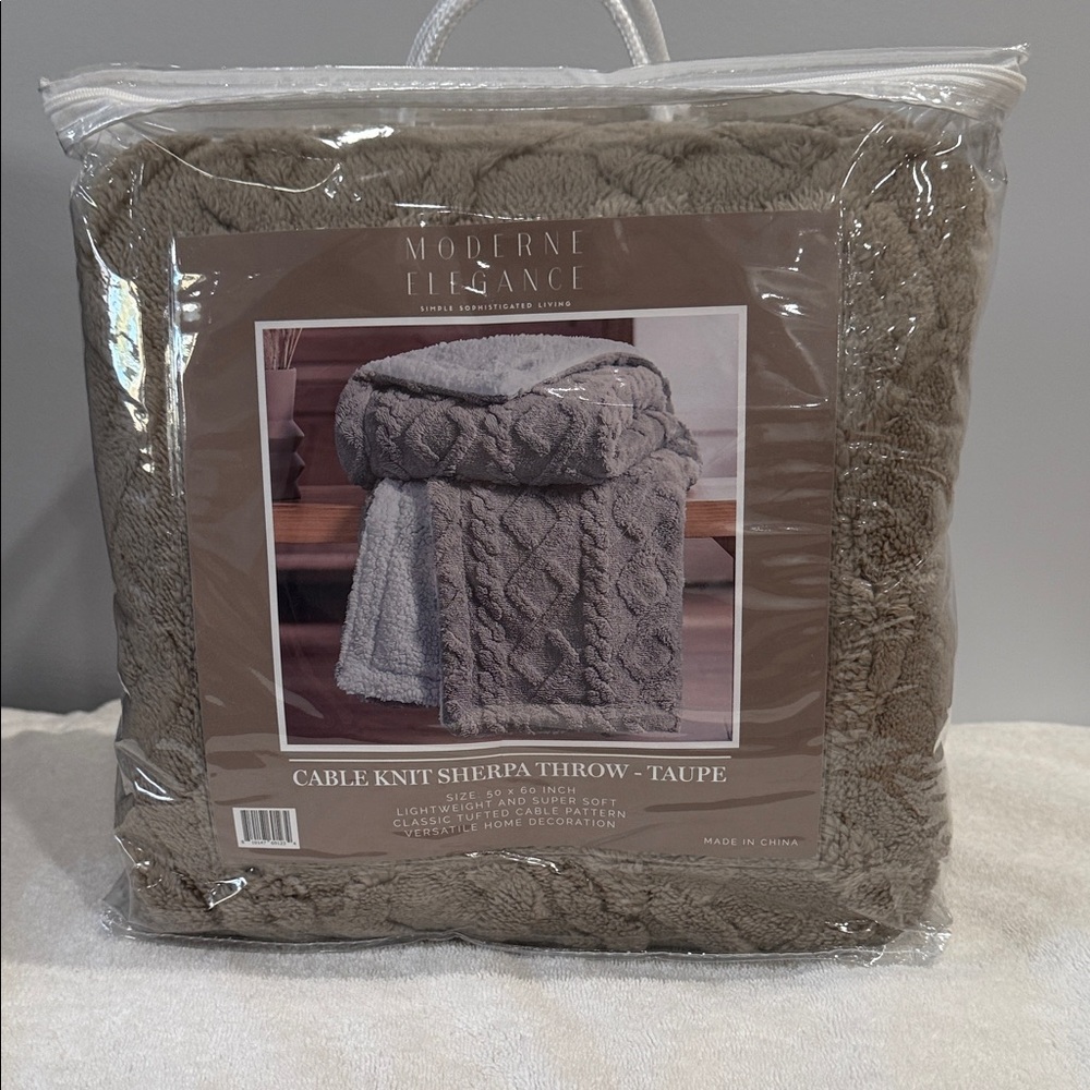 Moderne Elegance Cable Knit Sherpa Throw - Taupe